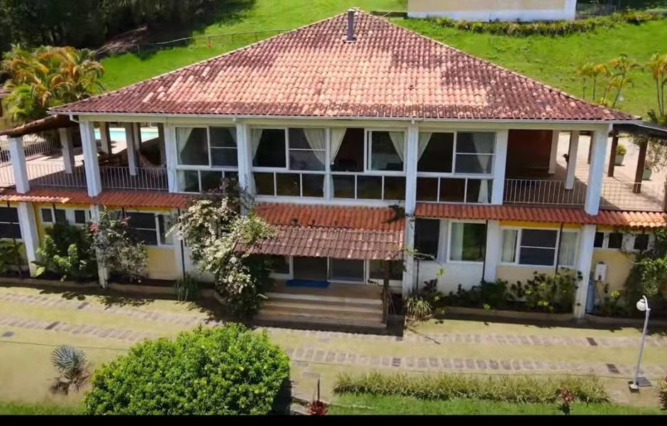 Briga por herança de Cid Moreira faz Justiça proibir venda de mansão milionária.